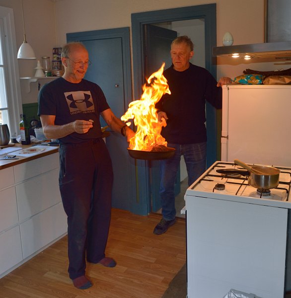 Carl og Henrik forbereder aftensmaden