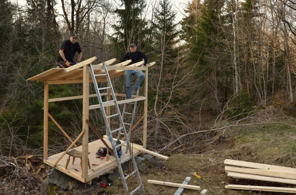 Carl og Henrik sætter undertaget op